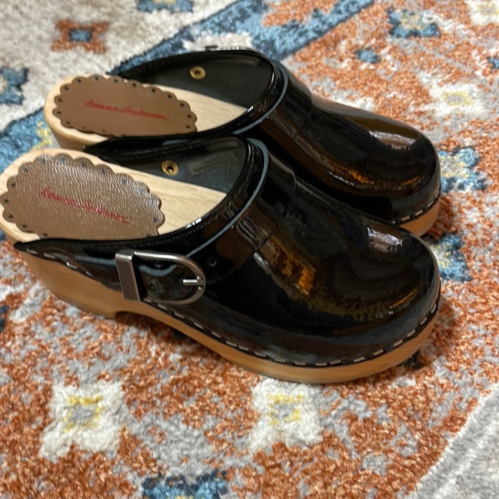 NIB Hanna Anderson Black Patent Clogs
